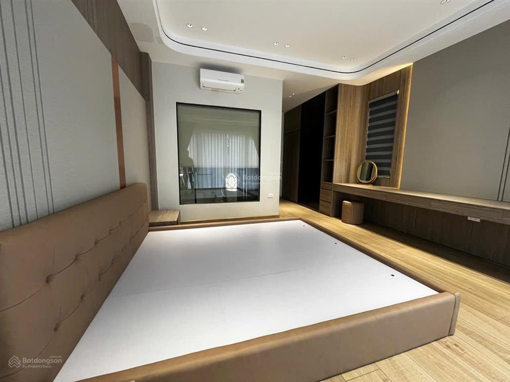Nhà mới,thang máy,lô góc sát mặt phố. chủ giảm hơn 2 tỷ,cần bán gấp. dt 55m,mt 5m.giá rẻ đt.