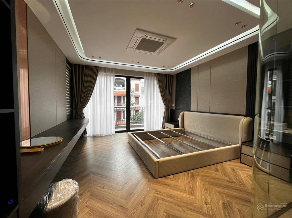 Nhà mới,thang máy,lô góc sát mặt phố. chủ giảm hơn 2 tỷ,cần bán gấp. dt 55m,mt 5m.giá rẻ đt.