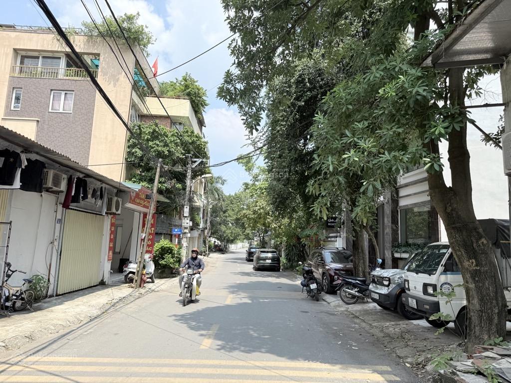 Đất mặt phố long biên.mặt tiền khủng,vỉa hè rộng,kinh doanh sầm uất.tiềm năng tăng giá nhanh.giá đt