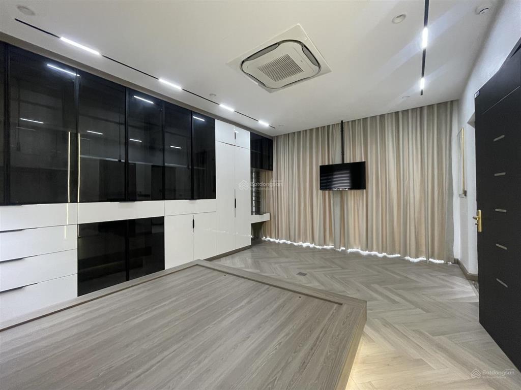 Hiếm có siêu phẩm 8 tầng thang máy, tọa độ vàng ngay chợ ngọc lâm. dt 55m2, giá rẻ đầu tư