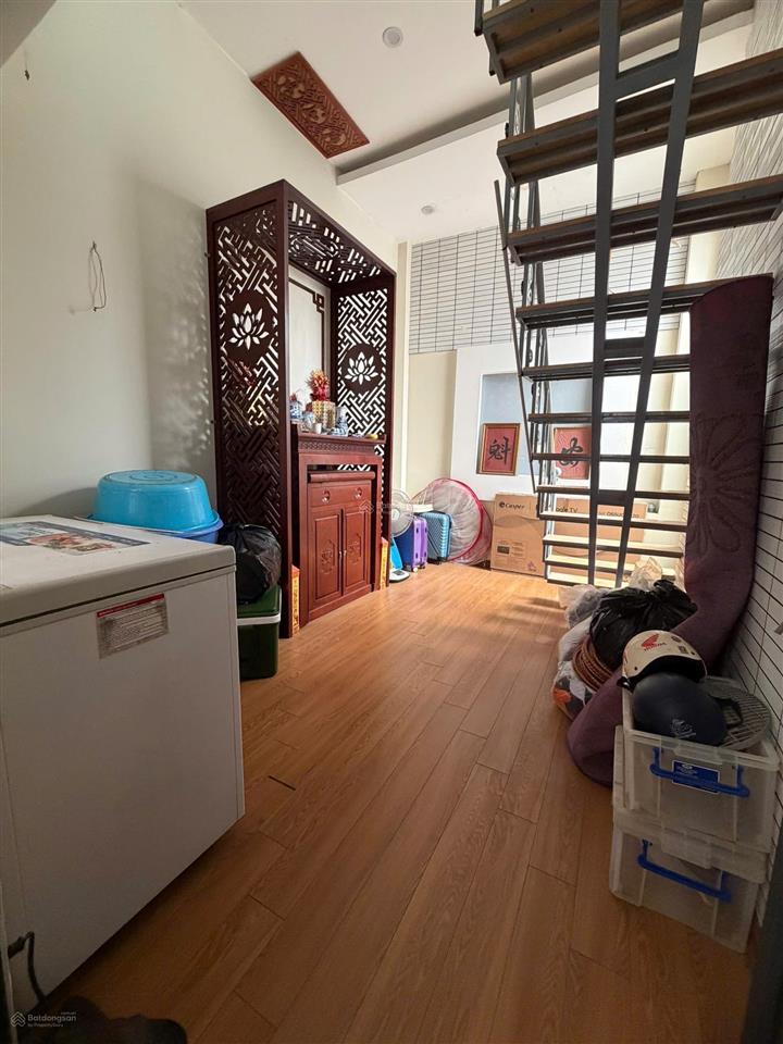 Nhà dăn xây phố bồ đề,sát hồ mát rượi,nhà đẹp ở ngay.( ảnh y hình.)dt 34m2,5 tầng.chào 6,5 tỷ