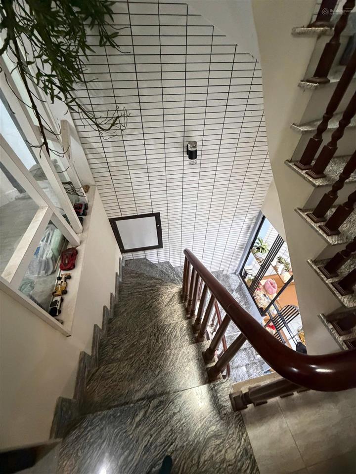 Nhà dăn xây phố bồ đề,sát hồ mát rượi,nhà đẹp ở ngay.( ảnh y hình.)dt 34m2,5 tầng.chào 6,5 tỷ