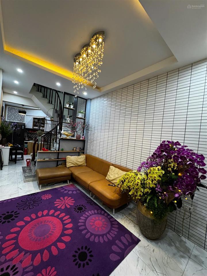 Nhà dăn xây phố bồ đề,sát hồ mát rượi,nhà đẹp ở ngay.( ảnh y hình.)dt 34m2,5 tầng.chào 6,5 tỷ