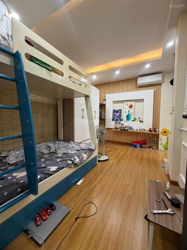 Nhà dăn xây phố bồ đề,sát hồ mát rượi,nhà đẹp ở ngay.( ảnh y hình.)dt 34m2,5 tầng.chào 6,5 tỷ