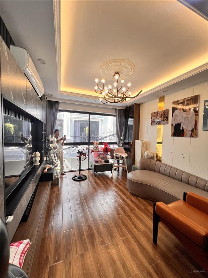 Nhà lô góc 3 mặt thoáng, ô tô tránh, vào nhà. dt 43m2 x 5 tầng. giá chào 12,9 tỷ, thương lượng.