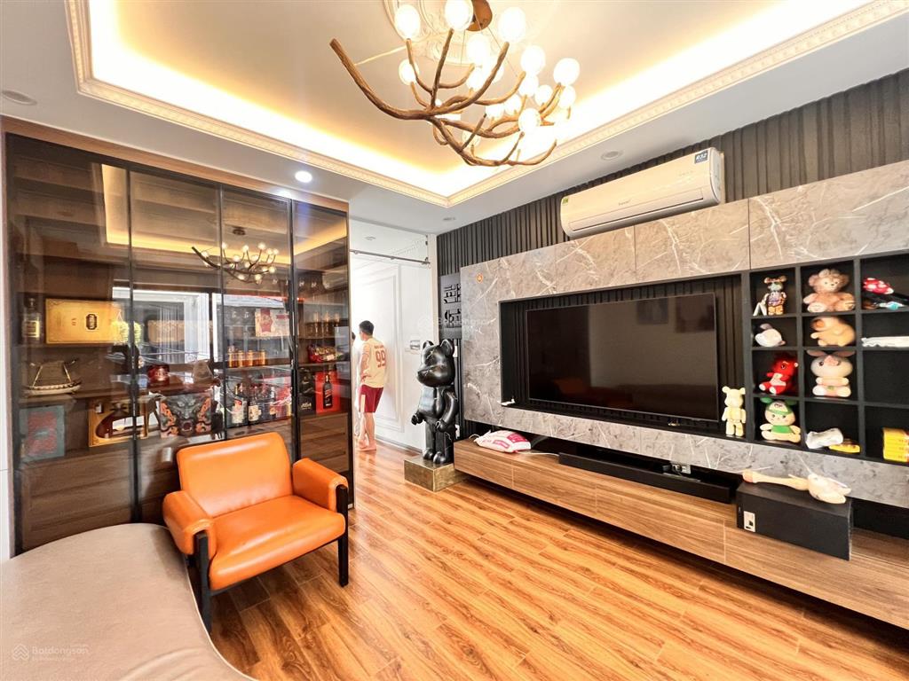 Nhà lô góc 3 mặt thoáng, ô tô tránh, vào nhà. dt 43m2 x 5 tầng. giá chào 12,9 tỷ, thương lượng.