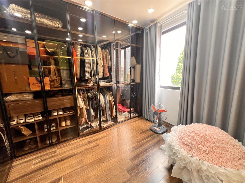 Nhà lô góc 3 mặt thoáng, ô tô tránh, vào nhà. dt 43m2 x 5 tầng. giá chào 12,9 tỷ, thương lượng.
