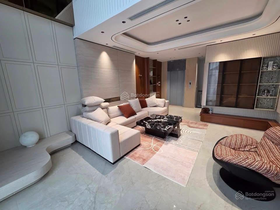Nhà đẹp phố hồng tiến, bồ đề.
dt 55m2, 7 tầng, thang máy, gara. giá cực tốt đầu tư.
