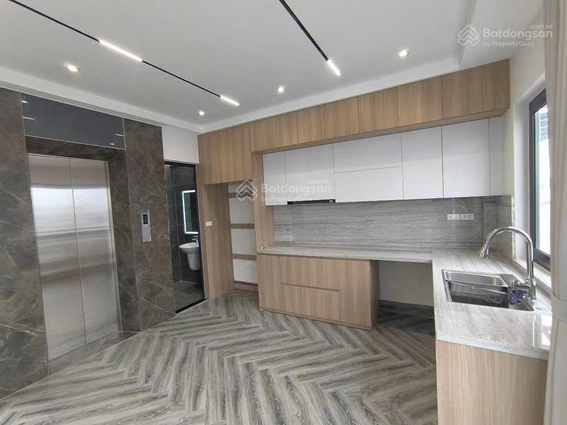 Bán nhà ngõ 61 phố trạm, ô tô vf3 tận nhà.thang máy.đầy đủ nội thất dt 40m2 x 6 tầng. giá 12 tỷ tl