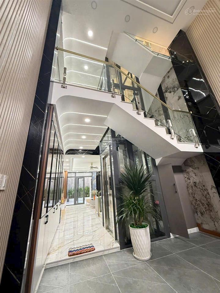 Nhà full nội thất có thang máy thạnh lộc 37. dt 4 x 20m. hướng đông nam. giá 8.35 tỷ