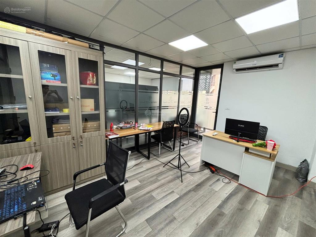 Văn phòng 140m2 giá rẻ nhất hoàng quốc việt, bàn giao siêu đẹp y hệt hình+ miễn phí ngoài giờ