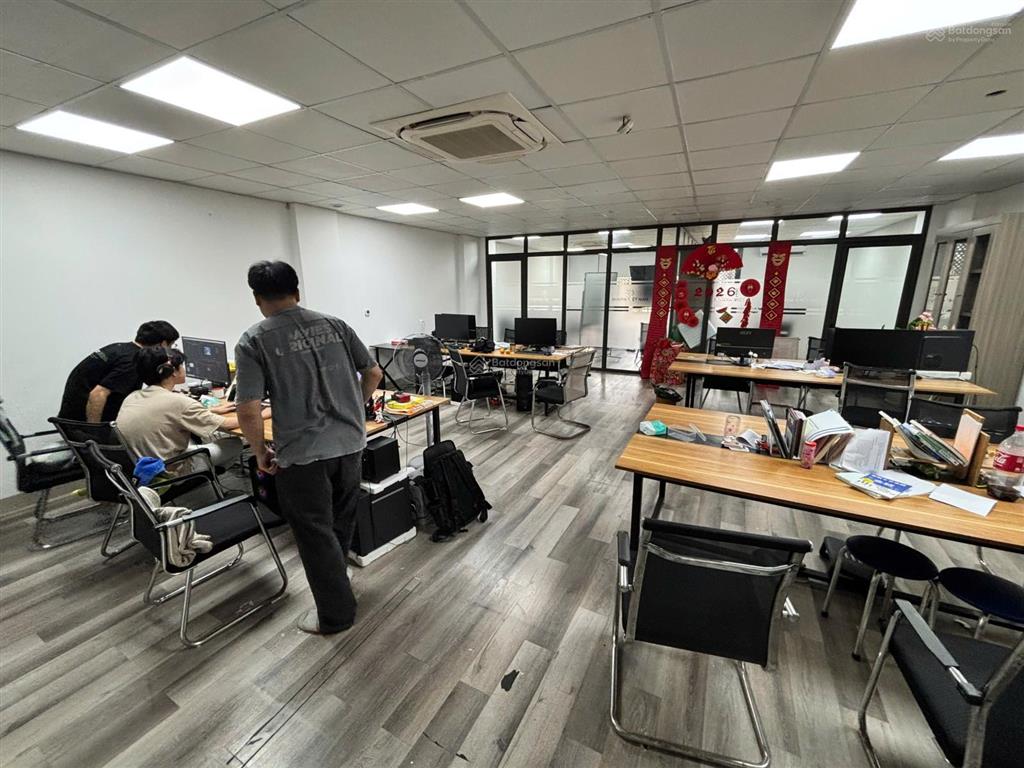 Văn phòng 140m2 giá rẻ nhất hoàng quốc việt, bàn giao siêu đẹp y hệt hình+ miễn phí ngoài giờ
