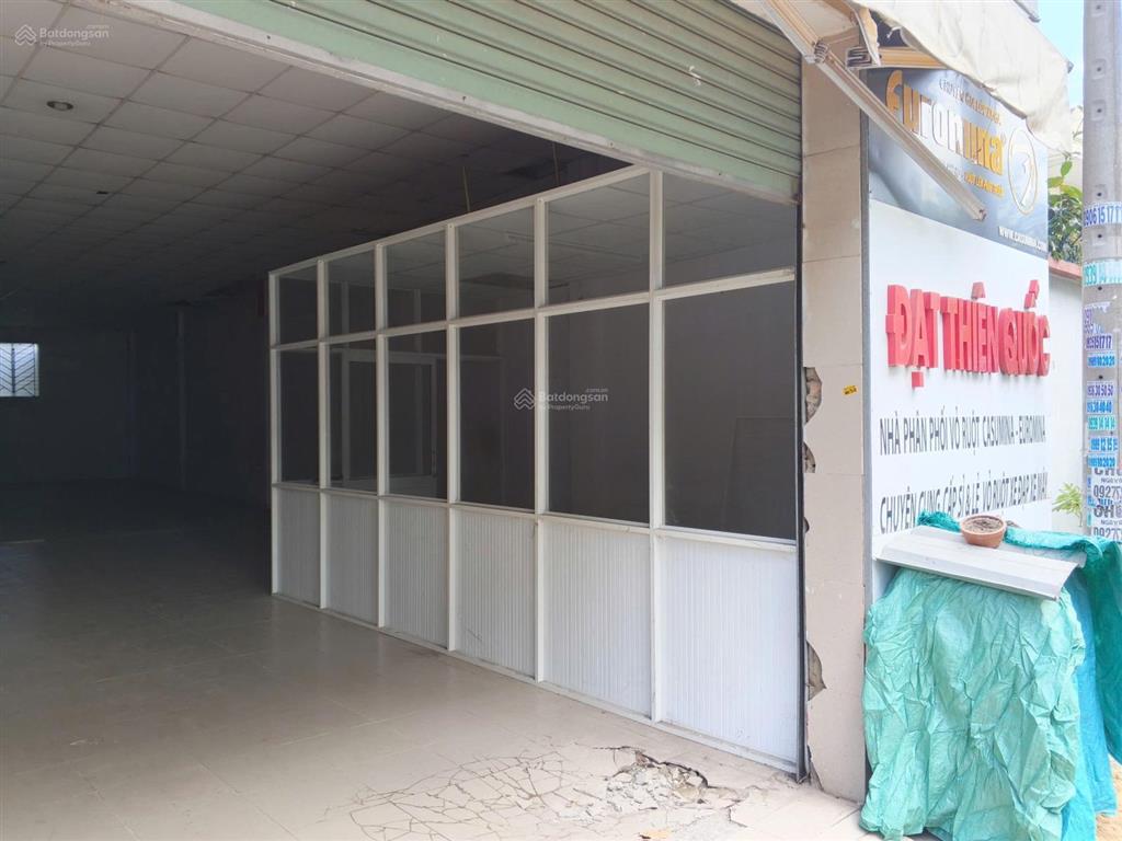Mặt bẳng 160m có sẵn văn phòng . đường oto tải phù hợp kho giao hàng.