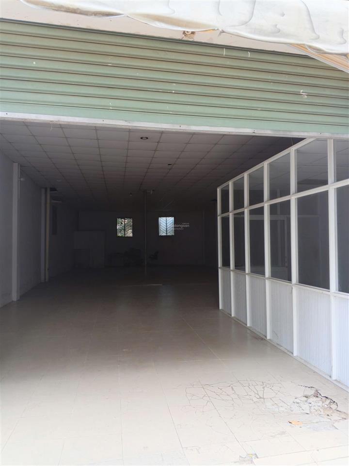 Mặt bẳng 160m có sẵn văn phòng . đường oto tải phù hợp kho giao hàng.