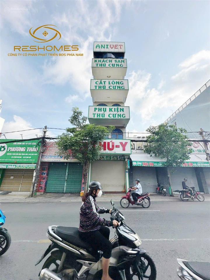 Nhà 4 lầu trống suốt có cửa kính gần chợ bến xe biên hòa. phù hợp văn phòng, showroom, spa, dạy học