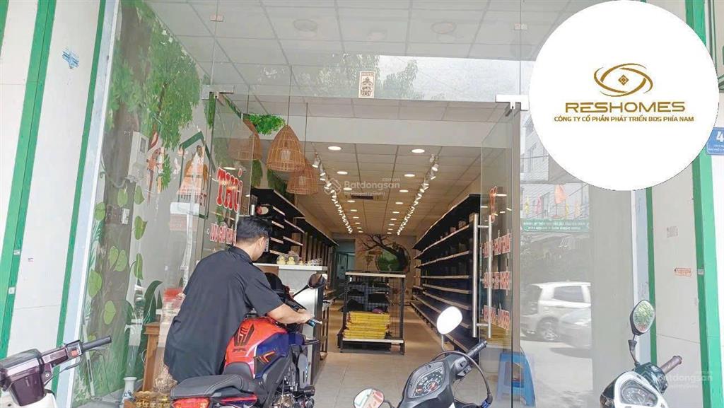 Nhà 4 lầu trống suốt có cửa kính gần chợ bến xe biên hòa. phù hợp văn phòng, showroom, spa, dạy học