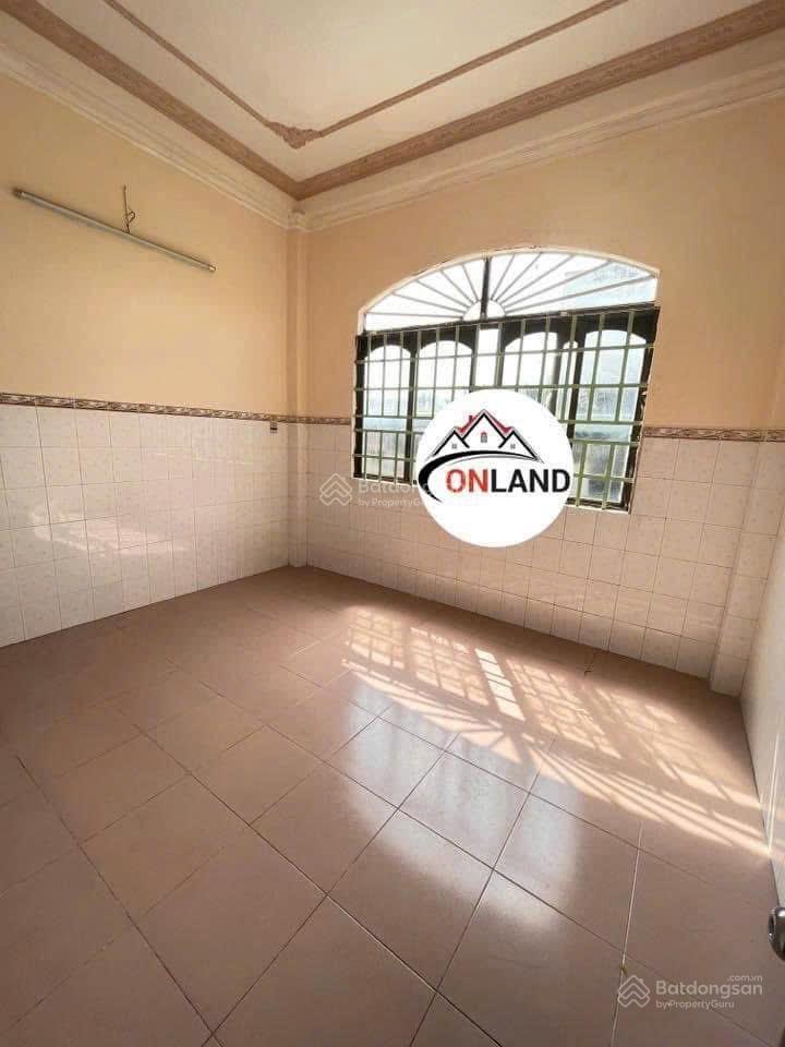 Nhà 2 lầu mặt tiền đường lớn gần chợ trường. có vĩa hè phù hợp văn phòng, ăn uống, dạy học