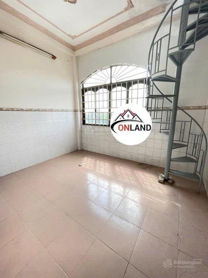 Nhà 2 lầu mặt tiền đường lớn gần chợ trường. có vĩa hè phù hợp văn phòng, ăn uống, dạy học