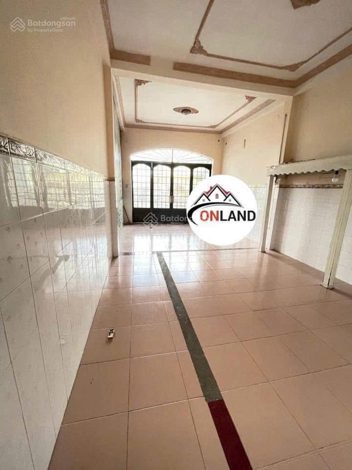 Nhà 2 lầu mặt tiền đường lớn gần chợ trường. có vĩa hè phù hợp văn phòng, ăn uống, dạy học