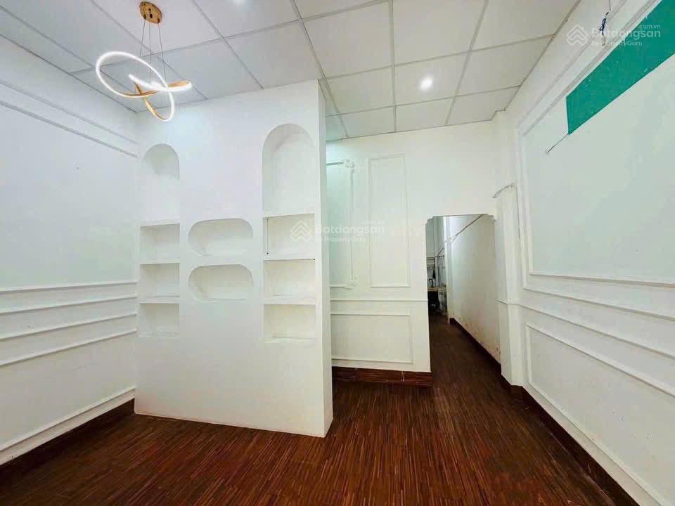 Nhà đẹp đang kinh doanh spa ngay chợ tân phong