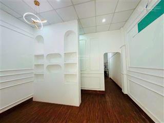 Nhà đẹp đang kinh doanh spa ngay chợ tân phong