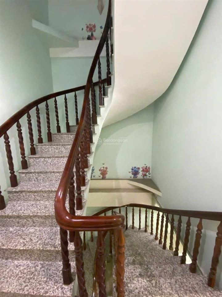 Nhà 2 lầu 4pn, 4 tolet, sân đậu 2 oto, gần quảng trường tỉnh