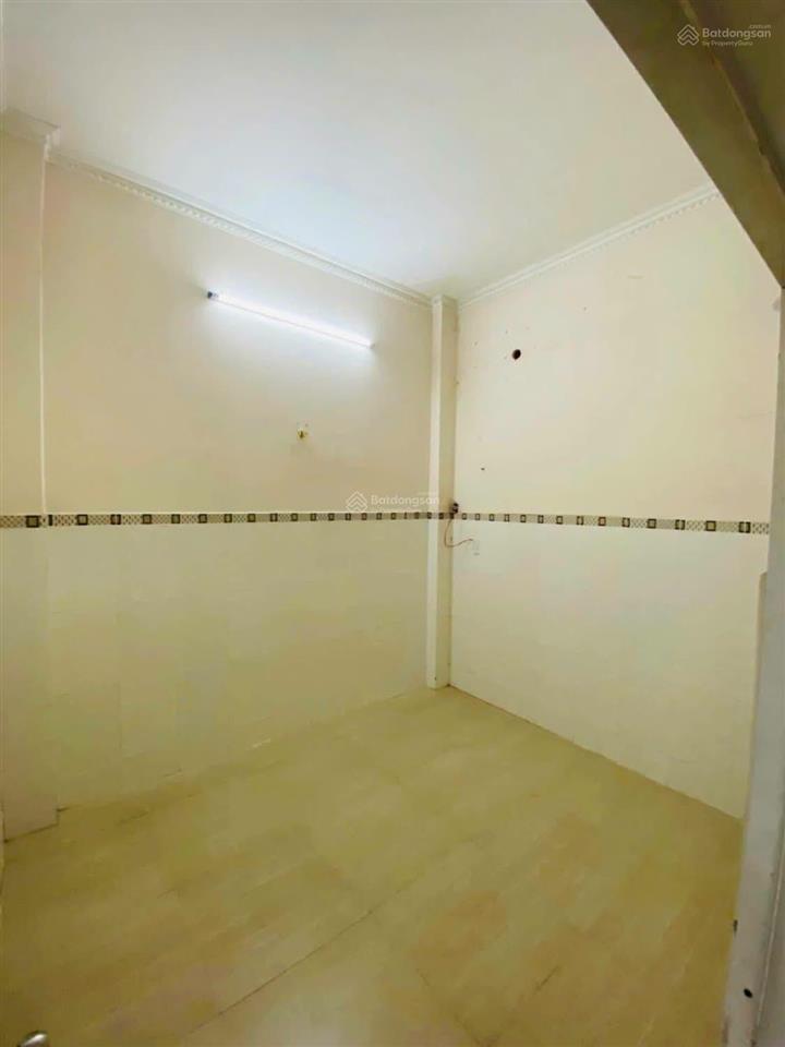 Nhà nguyên căn 100m2, sân đậu 2 ô tô, gần chợ, siêu thị, trường học