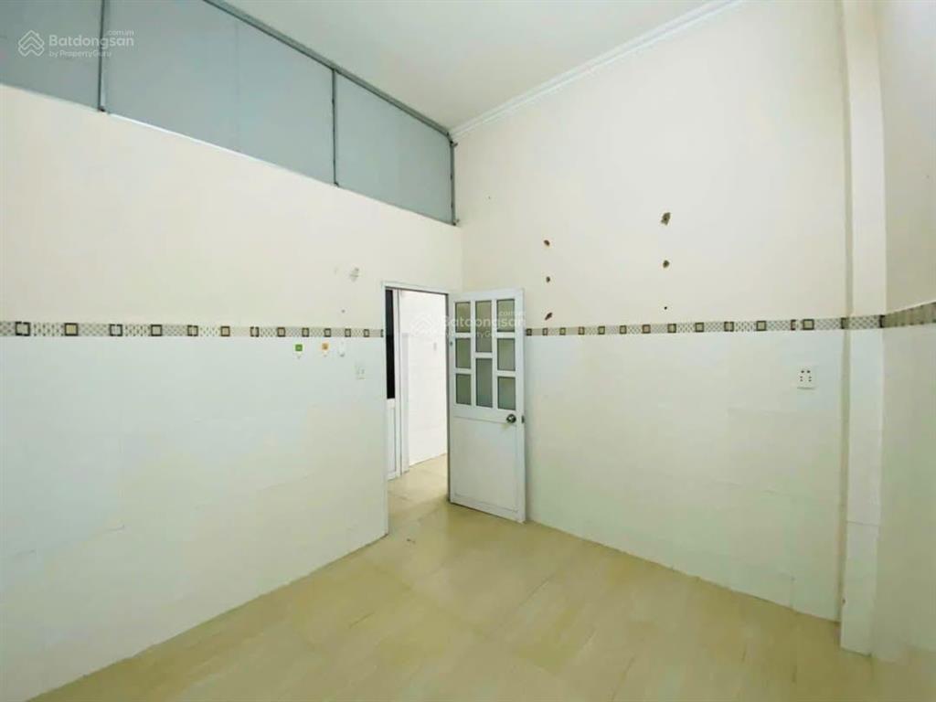 Nhà nguyên căn 100m2, sân đậu 2 ô tô, gần chợ, siêu thị, trường học