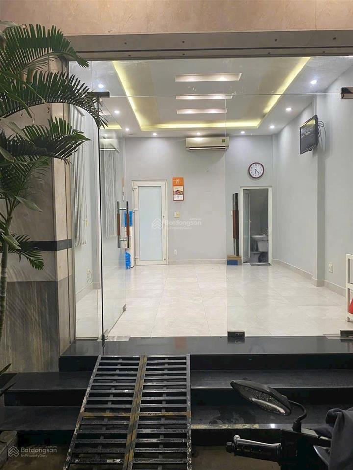 Mặt bằng góc mới đẹp có toilet riêng đối diện quảng trường tỉnh.