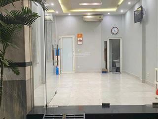 Mặt bằng góc mới đẹp có toilet riêng đối diện quảng trường tỉnh.