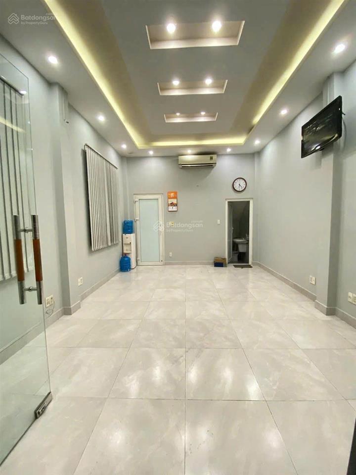 Mặt bằng góc mới đẹp có toilet riêng đối diện quảng trường tỉnh.