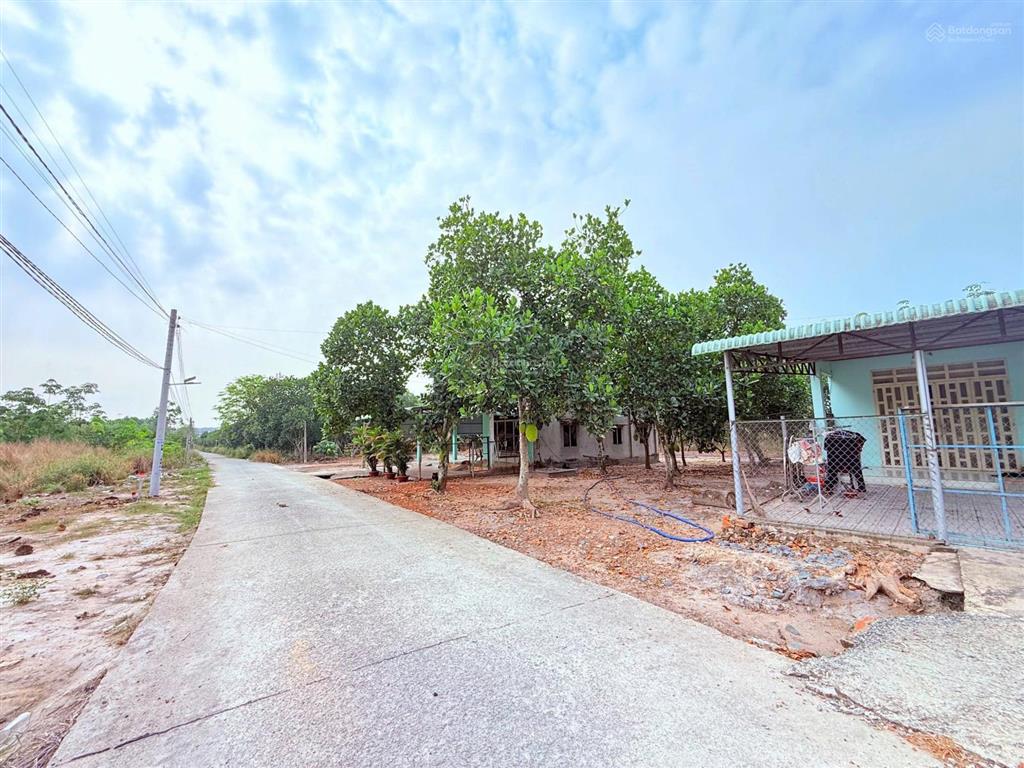 Đất phường chơn thành, tp đồng nai, 1 sẹc quốc lộ 13 dân đông kín. mà gần kcn chủ cần bán gấp