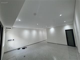 Cho thuê nhà phố mới hoàn thiện 2 mặt tiền . 400 m2 . mặt tiền 6m . 5 pn. 6 wc riêng từng phòng