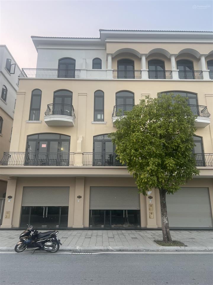Cần bán chà là 70 m² nằm trên trục đường 20 mét đối diện trường học, sẵn sổ. hướng đông nam