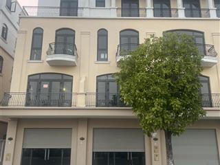 Cần bán chà là 70 m2 nằm trên trục đường 20 mét đối diện trường học , sẵn sổ . hướng đông nam .
