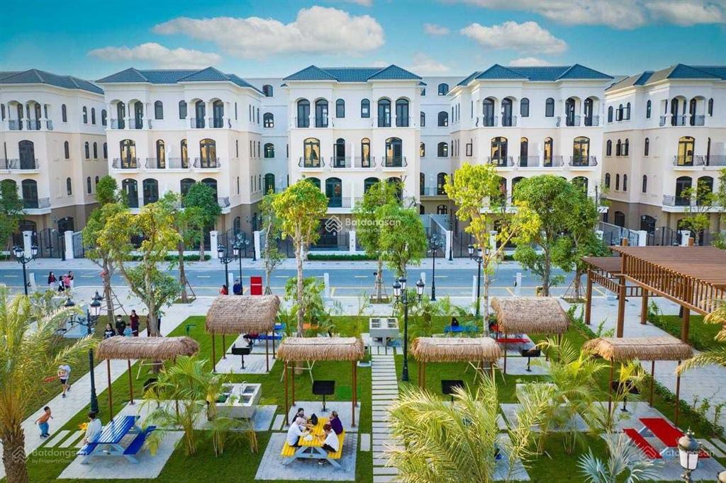 Cần bán chà là 70 m² nằm trên trục đường 20 mét đối diện trường học, sẵn sổ. hướng đông nam
