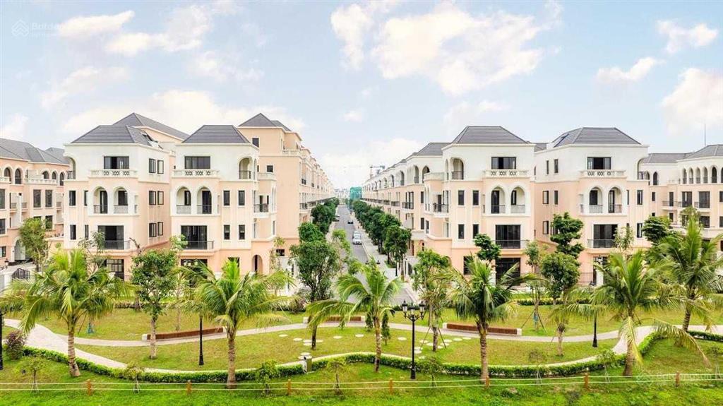 Cần bán chà là 70 m² nằm trên trục đường 20 mét đối diện trường học, sẵn sổ. hướng đông nam