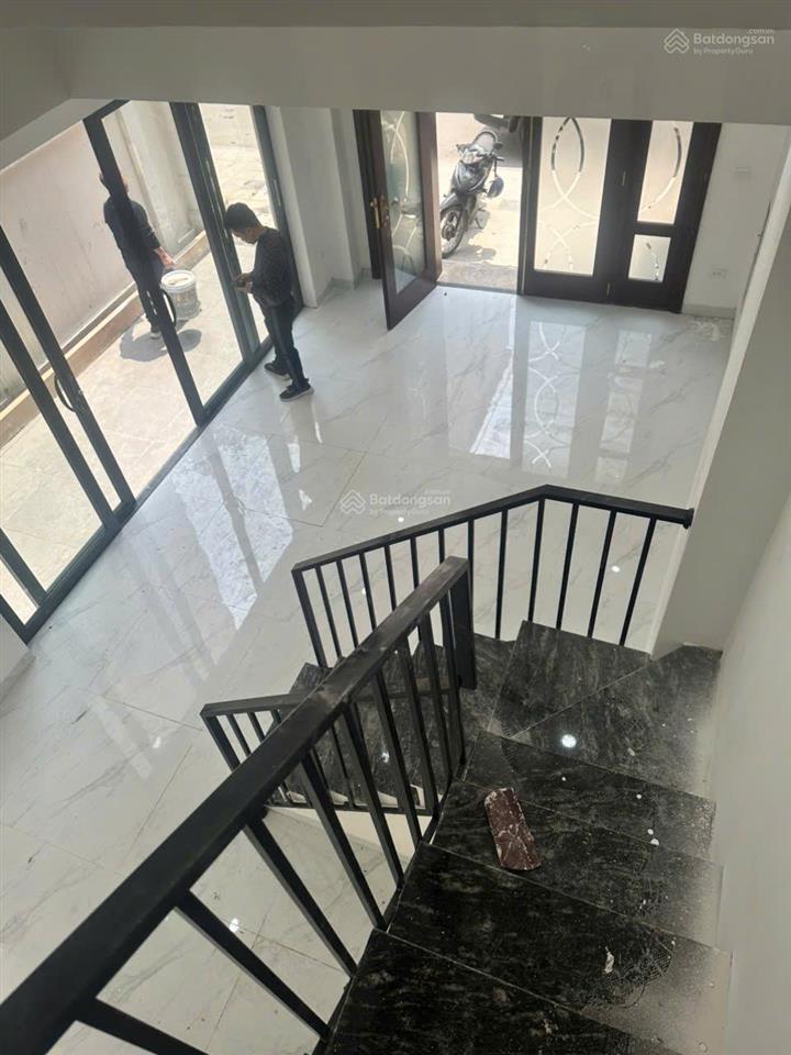 Cho thuê căn xẻ khe 98 m2 khu cọ xanh , hoàn thiện 2 tầng chỉ việc về ở , thoáng mát .