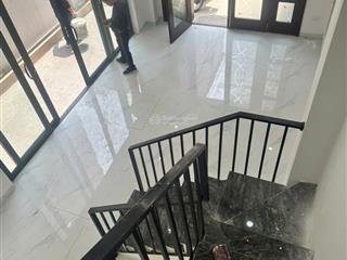 Cho thuê căn xẻ khe 98 m2 khu cọ xanh , hoàn thiện 2 tầng chỉ việc về ở , thoáng mát .