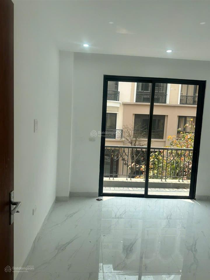 Cho thuê căn xẻ khe 98 m2 khu cọ xanh , hoàn thiện 2 tầng chỉ việc về ở , thoáng mát .