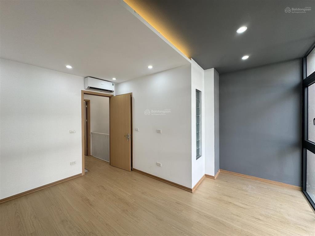 Cho thuê nhà hoàn thiện 5 tầng , nội thất cơ bản 6 pn thích hợp để ở , cho thuê lâu dài .