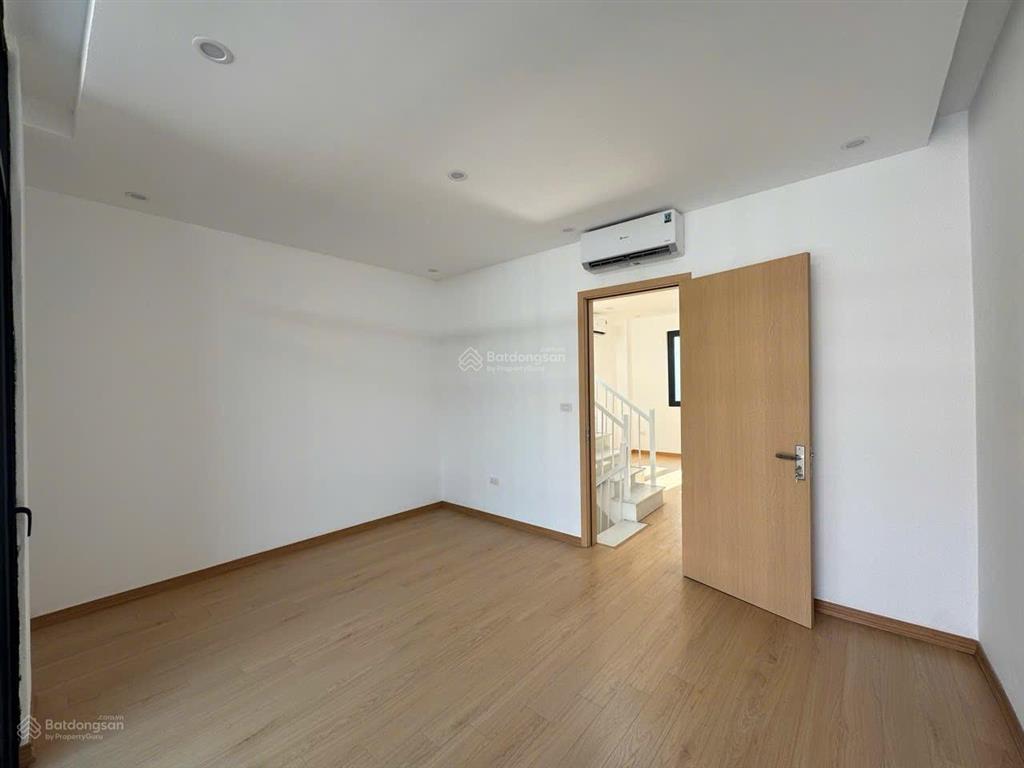 Cho thuê nhà hoàn thiện 5 tầng , nội thất cơ bản 6 pn thích hợp để ở , cho thuê lâu dài .
