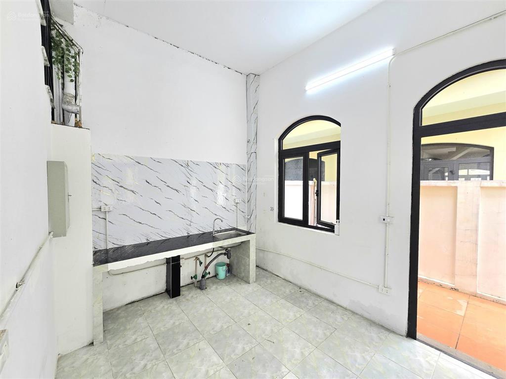 Cho thuê căn xẻ khe 72 m² hoàn thiện 2 tầng, sẵn 2 giường 2 điều hoà, vào ở được luôn