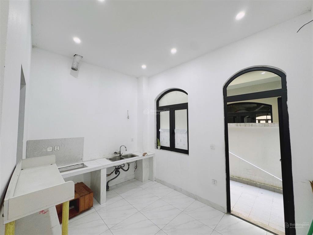 Cho thuê căn 48 m2 hoàn thiện 2 tầng vào ở được luôn, giá rẻ nhất thị trường