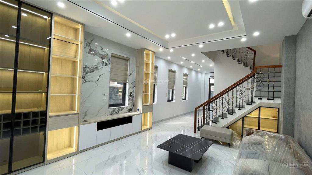 Cho thuê căn xẻ khe đồ đẹp thoáng mát đồ cơ bản 105 m2 giá rẻ, hoàn thiện được luôn.