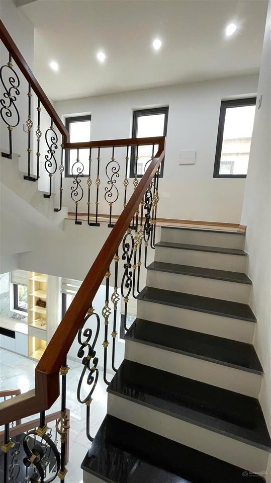Cho thuê căn xẻ khe đồ đẹp thoáng mát đồ cơ bản 105 m2 giá rẻ, hoàn thiện được luôn.