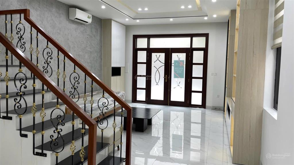 Cho thuê căn xẻ khe đồ đẹp thoáng mát đồ cơ bản 105 m2 giá rẻ, hoàn thiện được luôn.