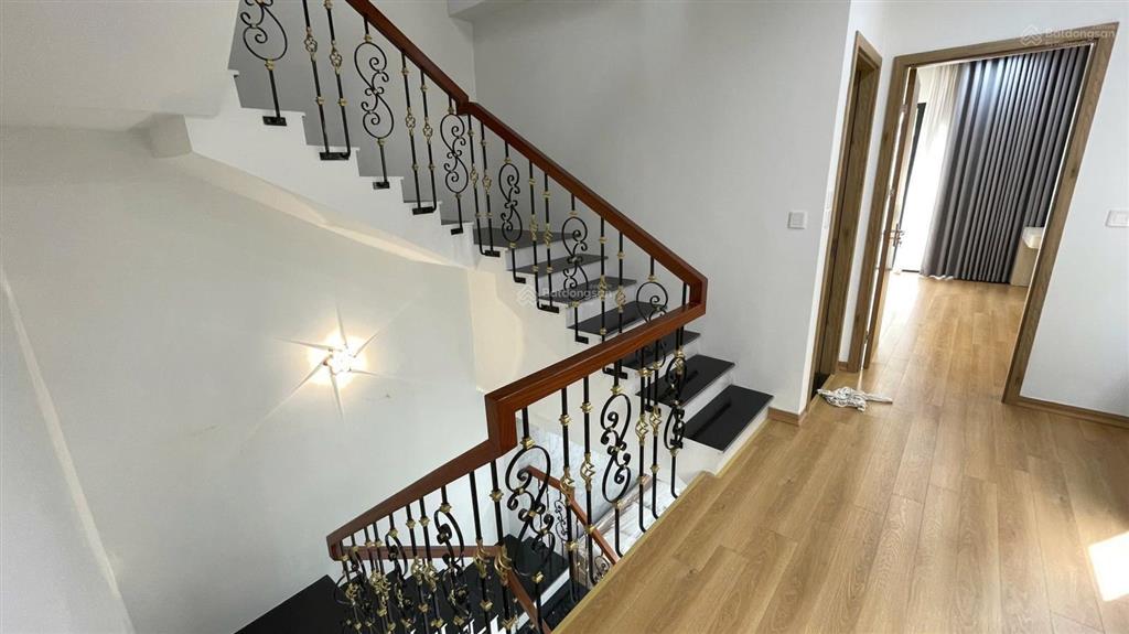 Cho thuê căn xẻ khe đồ đẹp thoáng mát đồ cơ bản 105 m2 giá rẻ, hoàn thiện được luôn.