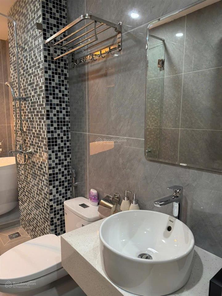 Cho thuê căn xẻ khe 140 m² trục đường 20 mét, 2 mặt tiền đầy đủ đồ có 6 pn, thích hợp làm vp để ở
