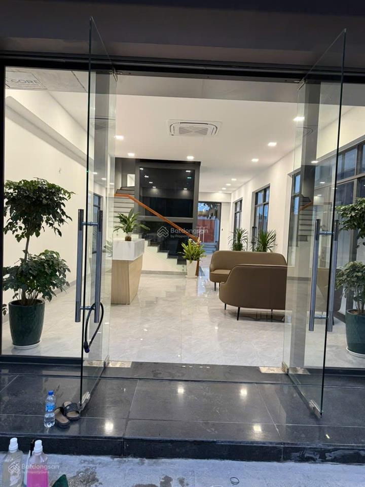 Cho thuê căn xẻ khe 140 m² trục đường 20 mét, 2 mặt tiền đầy đủ đồ có 6 pn, thích hợp làm vp để ở
